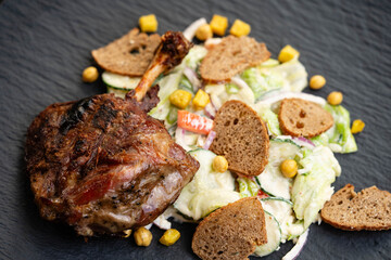 Pig Wing vom Holzkohlegrill mit Caesars Salad