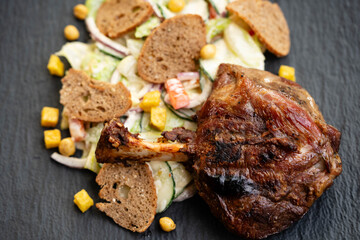 Pig Wing vom Holzkohlegrill mit Caesars Salad