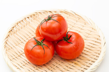 笊に乗ったトマト　白バック