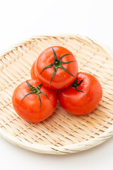 笊に乗ったトマト　白バック