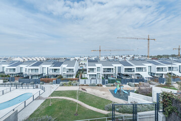 Obraz premium Landscape composition that balances hard and soft elements, where the pool water appears as a complementary chromatic note