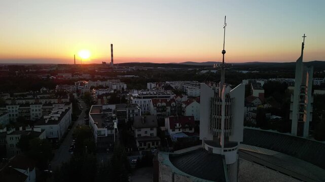 Kielce - Polska - niesamowity zach&oacute;d słońca nagrany dronem z centrum miasta