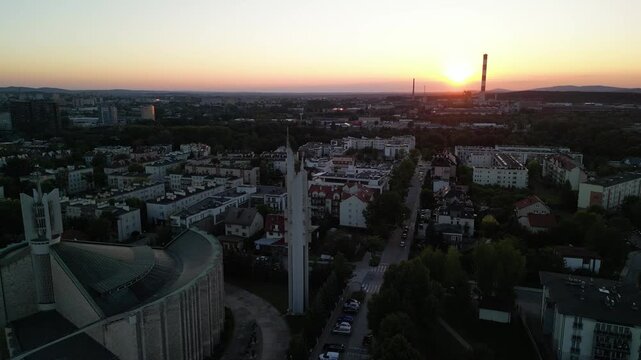 Kielce - Polska - niesamowity zach&oacute;d słońca nagrany dronem z centrum miasta