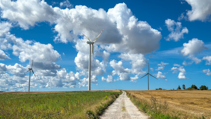 Wiatraki, turbiny wiatrowe, wytwarzanie czystej energii, odnawialne źródła energii, energia odnawialna, elektrownia.  © Anita