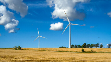 Wiatraki, turbiny wiatrowe, wytwarzanie czystej energii, odnawialne źródła energii, energia odnawialna, elektrownia. © Anita