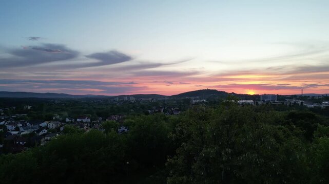 Kielce - Polska - niesamowity zach&oacute;d słońca nagrany dronem z centrum miasta