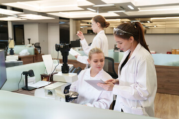 Obraz premium Team of researchers conducting experiments in a modern laboratory setting