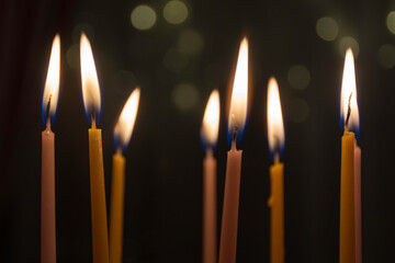 Ocho velas encendidas en la celebración de un cumpleaños