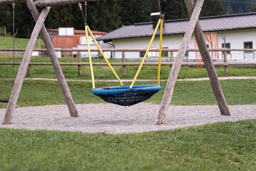 Obraz premium Swinging in a serene park setting with a cozy nest swing enjoying a sunny day