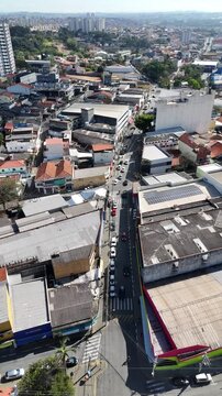 Avenida Nove de Julho em Po&aacute;, S&atilde;o Paulo, destacando tr&acirc;nsito, com&eacute;rcios e a urbaniza&ccedil;&atilde;o do Alto Tiet&ecirc;. S&atilde;o Paulo, SP.