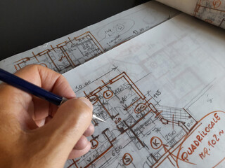 Architetto libero professionista che progetta a mano libera - Vintage