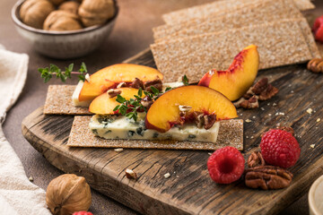 Crispbreads with blue cheese, peaches and honey