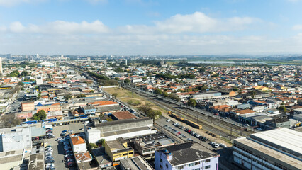 Vista aérea da cidade de Suzano, Alto Tietê, com ruas, avenidas e prédios residenciais, destacando o trânsito e a vida urbana, cenário perfeito para fotografia urbana, planejamento urbano e turismo
