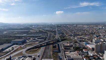 Fototapeta premium Visão aérea do viaduto da cidade de Suzano próximo a estação de trem da cidade que fica localizada no alto tietê de são paulo