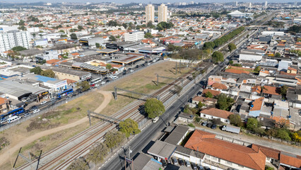 Cidade de Suzano no Alto Tietê, mostrando áreas urbanas, prédios e bairros residenciais integrados ao cenário paulista.