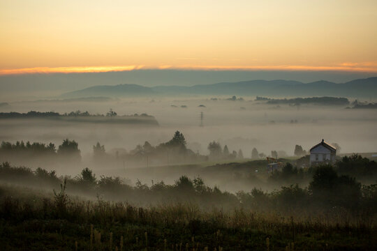 Wrześniowy, mglisty poranek w Beskidach. Wsch&oacute;d słońca. Cieszyn, Polska.