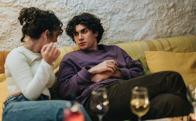 Obraz premium A candid moment of two friends conversing in a cozy indoor setting, highlighting social interaction.