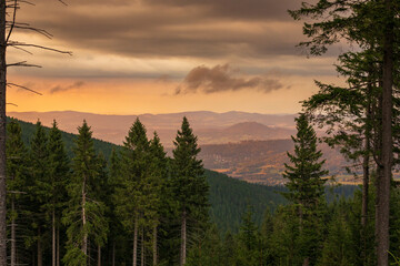 Zach&oacute;d słońca na Przełęczy Okraj