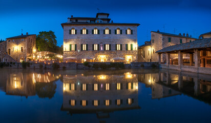 struttura sul lago di notte