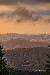 Zach&oacute;d słońca nad Sudetami