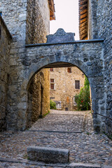 Fototapeta premium La porte d'en bas de la Cité Médiévale de Pérouges en septembre 2025