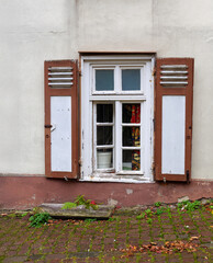 Obraz premium Hausfront mit sehr tiefen sehr alten Fenster mit Fensterladen im Altbau