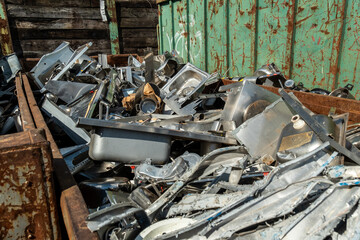 Edelstahlschrott mit Spülbecken im Container gesammelt, Köln, Nordrhein-Westfalen, Deutschland