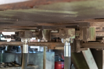 Hydraulikanschlüsse einer alten Schrottpresse im Detail, Köln, Nordrhein-Westfalen, Deutschland