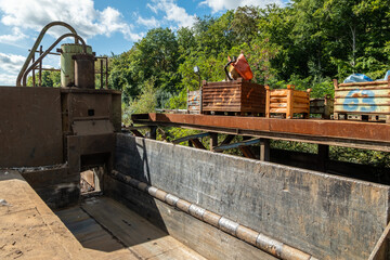 Schrottpresse mit Förderanlage und Sammelcontainern, Köln, Nordrhein-Westfalen, Deutschland