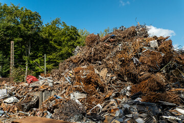 Schrotthaufen mit rostigem Eisendraht und Kabeln, Köln, Nordrhein-Westfalen, Deutschland