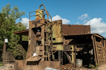 Fototapeta premium Seitliche Ansicht Schrottpresse mit Hydraulikzylindern, Köln, Nordrhein-Westfalen, Deutschland