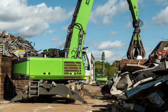 Gr&uuml;ner Bagger mit Greifer auf Schrottplatz, K&ouml;ln, Nordrhein-Westfalen, Deutschland