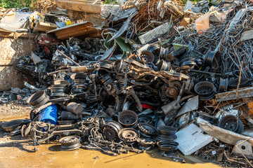 Altfahrzeugteile und Stahlfelgen auf Schrottplatz, Köln, Nordrhein-Westfalen, Deutschland