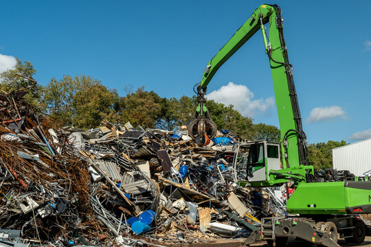 Recyclingbagger mit Greifer auf Schrottplatz, K&ouml;ln, Nordrhein-Westfalen, Deutschland