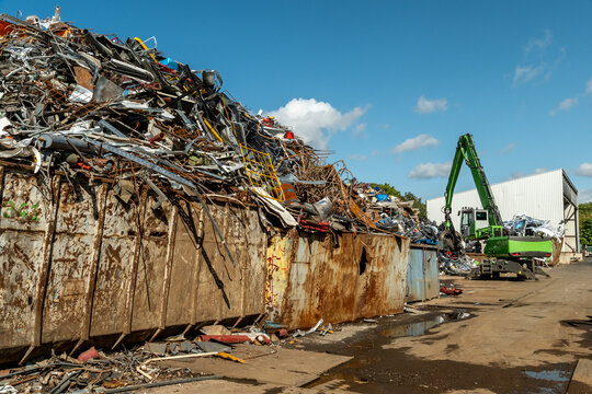 Schrottcontainer mit Metallhaufen und Recyclingbagger, K&ouml;ln, Nordrhein-Westfalen, Deutschland