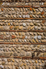 Mur de maison dans les rues de la Cité Médiévale de Pérouges en septembre 2025