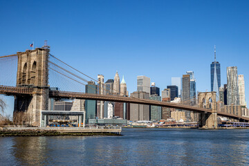 Obraz premium USA, New York, New York City, Brooklyn, DUMBO, View of one of the Stone Towers of the Brooklyn Bridge, Lower Manhattan in the Background