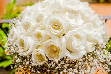 RAMO DE ROSAS BLANCAS