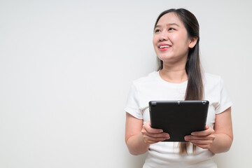 Naklejka premium Portrait of young Asian woman using digital tablet computer against white background