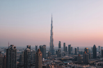 Naklejka premium Panoramic modern city skyline at dusk with a prominent tall skyscraper