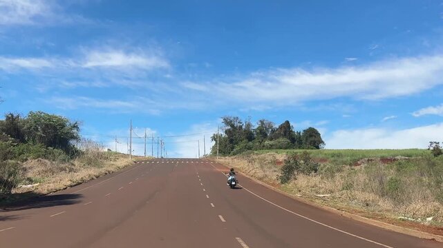 mulher motociclista com moto custom na estrada 