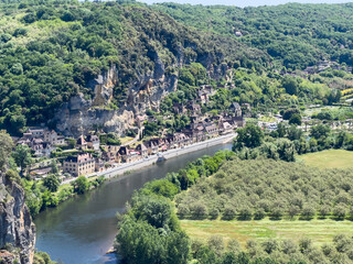 Obraz premium Vezac Village Nesting on Dordogne River Banks in French Countryside