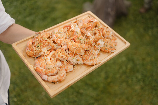 Gambas crevettes grill&eacute;es en amuse-bouche lors d'un cocktail de mariage