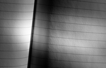 Página de cuaderno en blanco con líneas y sombras artísticas