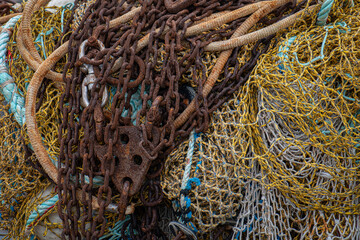 filets de p&ecirc;che et chaines rouill&eacute;es entass&eacute;s