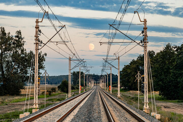 Księżyc nad linią kolejową  © bulamati