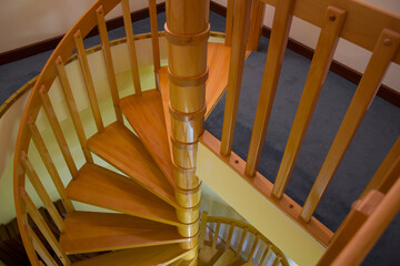 Obraz premium Spiral wooden staircase with varnished balusters
