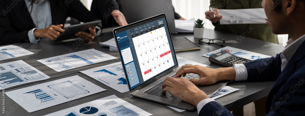 Aufkleber calendar on computer software application for brisk schedule planning for personal organizer and onl