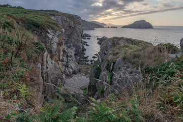 Vista de la costa de Xove, con la punta de Roncadoira y la isla de Sarón, Lugo, Galicia, España