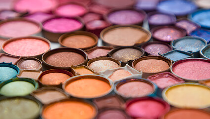 Naklejka premium Close up of a colorful eye shadow palette with various shades and textures